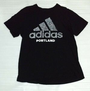 ☆adidas.com アディダス サイズ L 半袖Tシャツ AMPLIFIER TEE スポーツ フアッション ウェア ティー 黒ブラック白色ホワイト PORTLAND文字