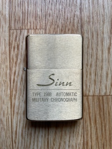 【新品未使用】ジッポー(Zippo)ブラス製 ／ドイツ：Ｓｉｎｎ（ジン）ミリタリークロノグラフ１５６Ｂ　社名ロゴデザイン（彫刻）エッチング