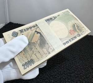 ★保管品 日本銀行 大蔵省印刷造幣局 2000円 2,000円札 100枚帯付き 現金書留 弐千円 源氏物語絵巻 沖縄 守礼門 ★