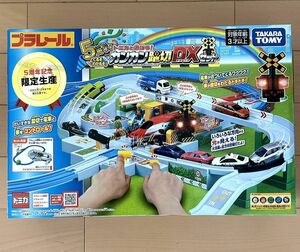 送料無料◆新品 タカラトミー プラレール 5周年! トミカと遊ぼう! くるぞわたるぞ! カンカン踏切DXセット TAKARA TOMY