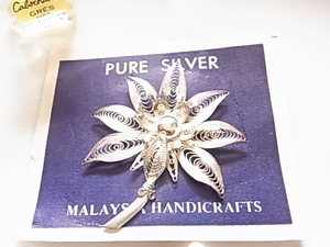 未使用品　PURESILVER　ピュアシルバー　７弁の多弁のお花のモチーフ　フラワー　大きめデザインの素敵なブローチ▲