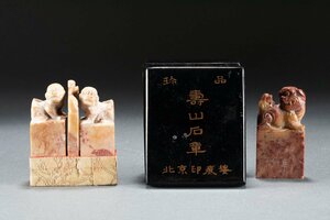 【華】某有名収集家買取品 時代物 中国伝来 寿山石印章「北京印痕楼」唐獅子紋印章 二点共箱 書道具 古美術 骨董品YA230698219-PQ