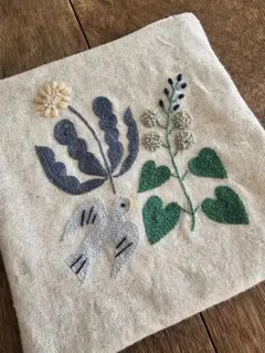 ハンドメイド　手刺繍　フラットポーチ