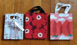 marimekko 紙袋セット　mansikkavuoret unikko ギフトバッグ　ラッピング　プレゼント　いちご山　kauniste