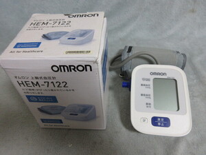 ●美品●OMRON HEM-7122●オムロン 上腕式 自動血圧計●動作OK●