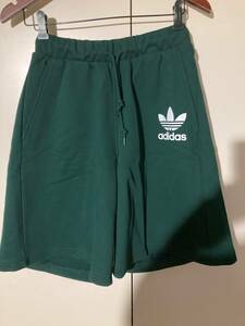 美品　Adidas(アディダス)　短パン、ハーフパンツ、ショートパンツ　緑