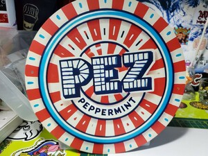 PEZ★ペッツ★円形レトロブリキ看板★ヴィンテージメタルサイン★お菓子グッズ★アメリカン海外雑貨★ガレージや自室に★