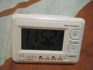 ●難あり　ミッフィー　miffy　電波　目覚し　置き時計　温度湿度計●