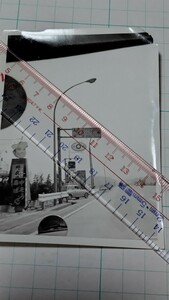 古写真 昔のモノクロ写真 昭和40年代後半 京都方面の 国道？ 案内標識 所在地不明 道路 自動車当時物 長期自宅保管 昭和レトロ 