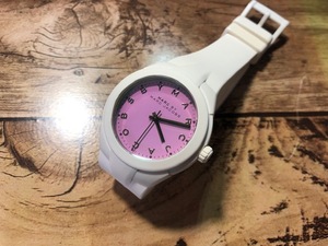 BK0512 良品 MARC BY MARC JACOBS マークバイマークジェイコブス ホワイト×ピンク系 MBM5536 ラバー クオーツ レディース 腕時計