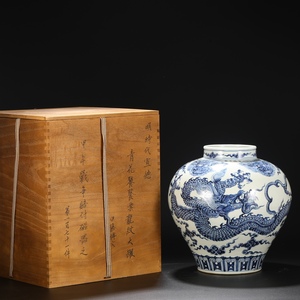 1+DS6700「東洋美術」 中国骨董 人間国宝 磁器製品【明代宣徳青白饕餮雲龍文大壺】 旧物 孤品 珍品 陶磁器 収蔵価値が高い