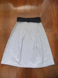 APUWEISERの白×薄い紺色ストライプ柄スカート、サイズ３６！