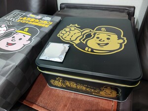もち吉★福岡くん×SoftBankHAWKS限定コラボ缶+バッジ+包装紙セット/黒ビジター版