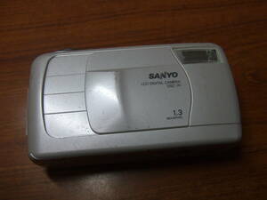 i404 SANYO/サンヨー　DSC-R1 デジタルカメラ デジカメ 乾電池駆動 中古　本体