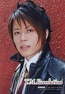 中古生写真(男性) T.M.Revolution/西川貴教/バストアップ・衣装黒・インナー白・ネクタイ赤・背景赤/CDでーた/公式ブロマイド