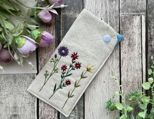 handmade野花の手刺繍　メガネケース(内布ブルー系)ハンドメイド　コットンリネン　プレゼントに！花柄刺しゅう