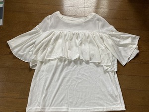 大きなフリル付きのTシャツ★薄い生地★swing by ★sizeF★ S~Mサイズ位★