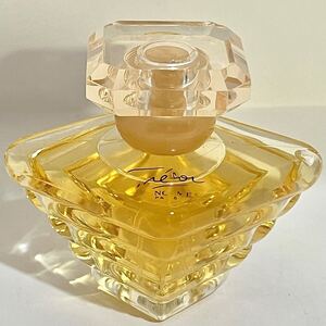 残量たっぷり　LANCOME ランコム トレゾァ オードゥパルファン Tresor EAU DE PARFUM トレゾア 香水　50ml