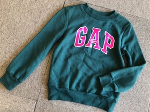 ★新品Gap Kidsギャップ光沢ロゴスウェットトレーナー120★緑