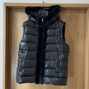 良品 EMMETI エンメティ 別注ムートンダウンベスト 定価126,500円 46(M) MOUTON DOWN VEST メンズ イタリア製 ダウンジャケット ラグスポ