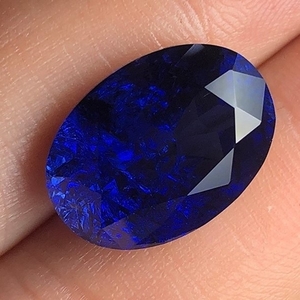 楕円形のダークブルーのサファイア 　 ルースジェム、標本 　 12×16mm　 13.0ct　　１個　　　aa