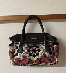 ★中古【Desigual】 ★2WAYの素敵なボストンショルダ-BAG(黒系) ★パステル色の型押しクロコのパッチワークと刺繍＆黒色合成皮革生地★