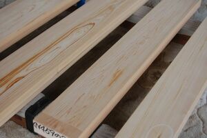 木曽桧 ヒノキ（天然材） 4本で6300円 8年乾燥 角材 材木 木材 新品