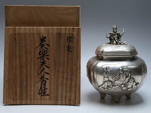 【青宝】011649彫金師　津雪作　銀製　奏楽天人香炉　銀900刻印　在銘　共箱　重1432ｇ（3365487/257）