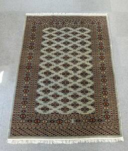 蝶のモチーフの パキスタン手織り 絨毯 size:184×132cm リビングラグ