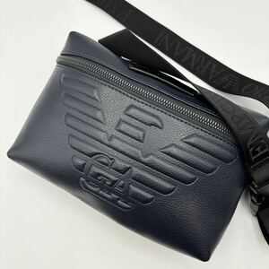 ●未使用級●EMPORIO ARMANI エンポリオアルマーニ ボディバッグ ショルダー サコッシュ デカロゴ エンボス 本革 レザー シボ革 メンズ 紺