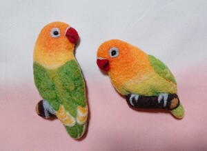 羊毛フェルト ボタンインコ 鳥 バッジ ブローチ ハンドメイド 2個セット ☆☆☆☆