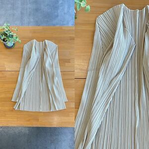 美品 ISSEY MIYAKE イッセイミヤケ PLEATS PLEASE プリーツカーディガン 光沢素材ノーボタンストレッチガウントップス ベージュ色系 3