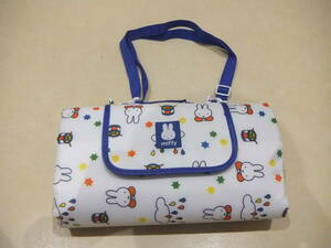 良品！ miffy ミッフィー レジャーシート クッションシート 90×134㎝ 総柄 ★ ござ シート ★ 子供用 運動会 遠足 キャンプ アウトドア 