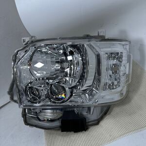 M40-4-2　美品　ハイエース 200系　後期 打刻84 左 26-137 LED ヘッドライト