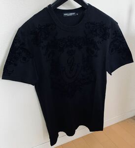 ドルチェ&ガッバーナ DG 黒×黒 総柄 DG バロック クロック加工 エンボス デザイン クルーネック Tシャツ 綺麗