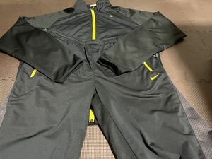 美品NIKEDRI-FIT黒、グレー、ロゴ、ファスナー黄色ストレッチ上下セット　サイズＭ