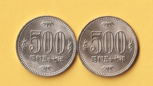 ★500円白銅貨《昭和57年》　2枚（正打ち、逆打ち）　　未使用