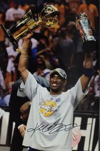 ☆コービー・ブライアント　直筆サインフォト/写真　レイカーズ　NBAファイナルMVP ２回(2009, 2010)　NBAシーズンMVP (2008)