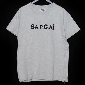 A.P.C × SACAI サイドジップロゴプリントTシャツ Sサイズ グレー 21E2-COEQW-M26978 アーペーセー サカイ コラボ 半袖 カットソー