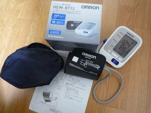 オムロン上腕血圧計　HEM-8713