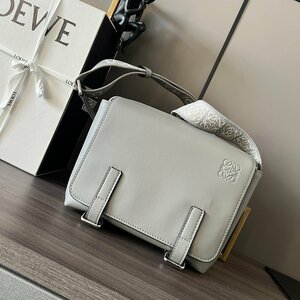 ●極美品●新品同様●未使用 【loewe】 ロエベ ショルダーバッグボストンバッグ牛革シルバー