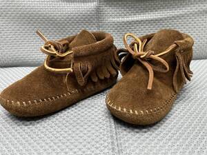 未使用品　★　MINNETONKA/ミネトンカ　ユニセックス・キッズ　子供靴　約15cm　ベビーシューズ　：置物　飾り