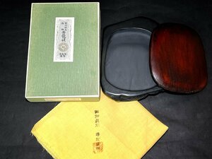 雨畑眞石　芳龍硯　芳龍閣艦製　甲州銘石　木蓋　黄布　栞　箱付き