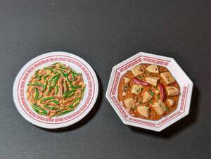 エイコー　ミニチュアプラネット miniatureGOHAN 食品サンプル 79394 青椒肉絲と79391 麻婆豆腐の２点セット/手塗彩色 Miniatureplanet