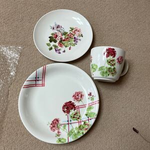 新品未使用　LAURA ASHLEY ローラアシュレイ　マグカップ　 プレート 食器