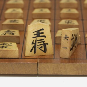 彩]　将棋駒　在銘　大一作　つげ　彫り駒　盤はつきません