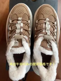 UGG ファー付きブラウンスニーカー