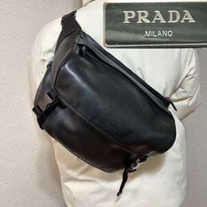 極美品●ギャランティ付●PRADA プラダ メンズ VA0991 ロゴ型押し カーフレザー 本革 ボディバッグ ショルダー ブラック 斜め掛け 大容量