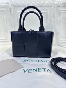 ボッテガ・ヴェネタ Bottega Veneta ARCO トートバッグ ハンドバッグ 調節可能で取り外し可能なストラップ ロゴプリント ブラック