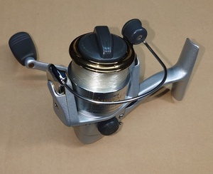 YI キ12-28 DAIWA ダイワ エンブレムS 2000IA スピニングリール 中古